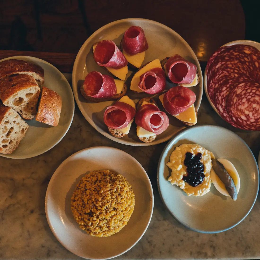 Cicchetti milanesi assortiti sul bancone di marmo
