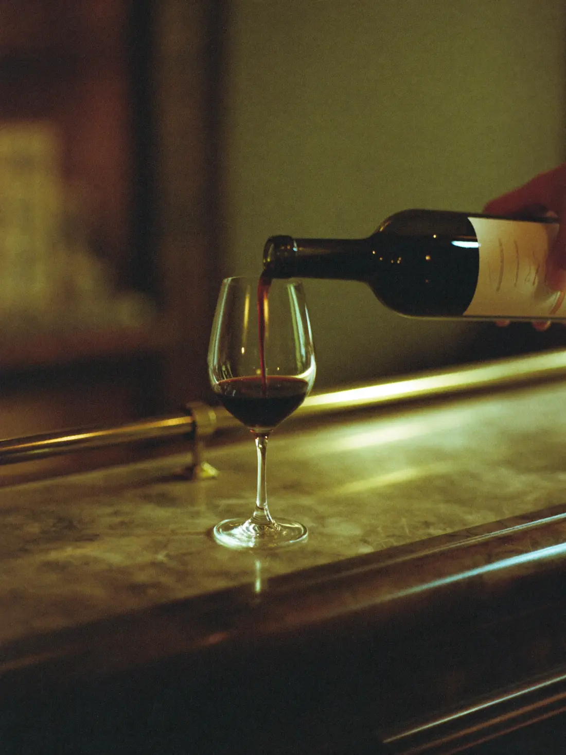 La mescita: vino rosso versato nel bicchiere al banco
